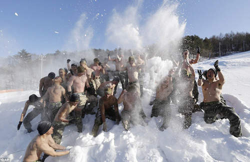 美韓兩軍聯合軍事訓練  在雪地裡裸上身奔跑～