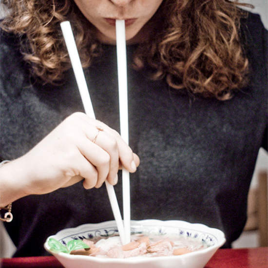 《筷子吸管》這樣應該會被燙到吧....