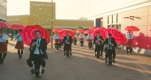 《OK Go》傳奇再現 一鏡到底的小紅傘魅力 《OK Go》傳奇再現 一鏡到底的小紅傘魅力