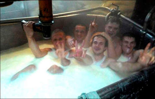 俄羅斯《亂入起司浴》事件 戰鬥民族玩太兇... 俄羅斯《亂入起司浴》事件 戰鬥民族玩太兇...