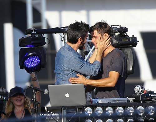 柴克艾弗隆曖昧片場照 腐女眼睛吃糖果的時間到了 ✪‿✪ 柴克艾弗隆曖昧片場照 腐女眼睛吃糖果的時間到了 ✪‿✪