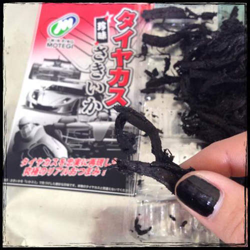 食慾全失的《輪胎屑零食》吃起來也會有胎皮的嚼勁嗎(大誤) 食慾全失的《輪胎屑零食》吃起來也會有胎皮的嚼勁嗎(大誤)