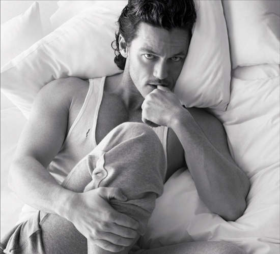 《名人床上照》在妄想中一起蓋棉被聊天吧～