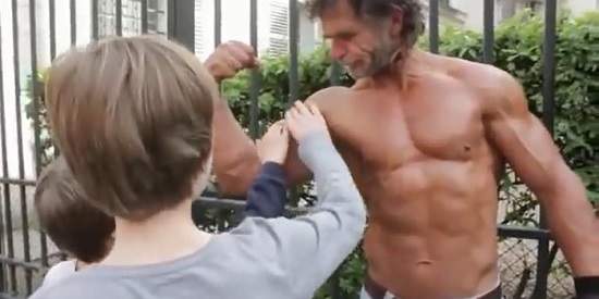 《法國猛男街友》健美不求人，不用去健身中心的超級猛男！