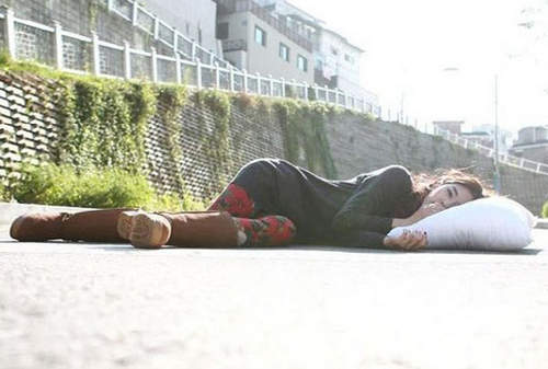 韓國《怪網拍》一直躺在地上的用意是....？