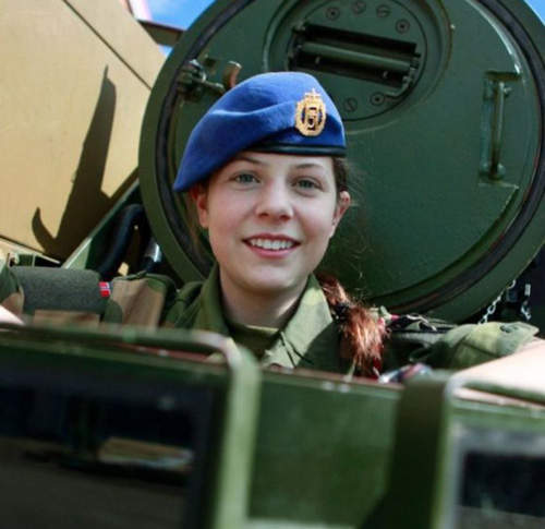 挪威美女士兵 迷彩服遮不太住萌萌的感覺耶 挪威美女士兵 迷彩服遮不太住萌萌的感覺耶