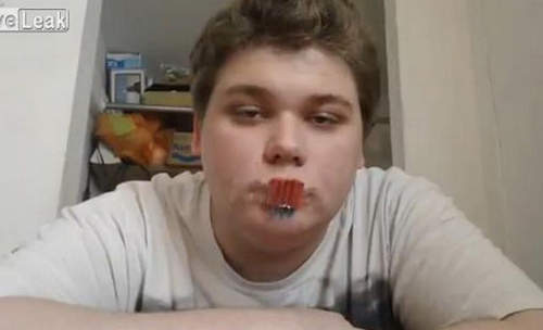 網友實驗《用嘴放炮會怎樣?》他真是好傻好天真啊~~ 網友實驗《用嘴放炮會怎樣?》他真是好傻好天真啊~~