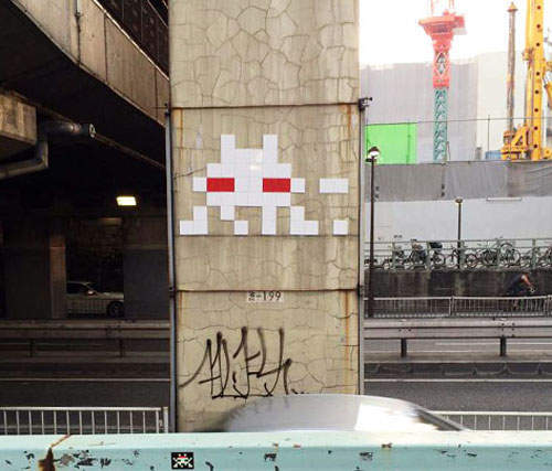 「FlashInvaders」這款太空侵略者APP可是讓你尋寶拍照打怪的喔