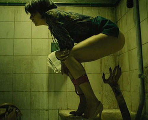 馬桶裡的可怕黑影 半夜廁所裡的不速之客  馬桶裡的可怕黑影 半夜廁所裡的不速之客