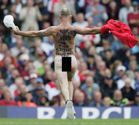 運動場上《裸奔照》有人溜鳥算是例行公事了吧... 運動場上《裸奔照》有人溜鳥算是例行公事了吧...