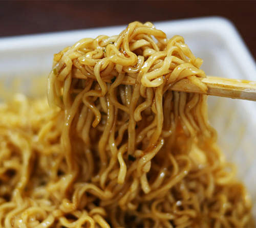 如何做出10倍美味的速食炒麵　方法很簡單只需要加顆...