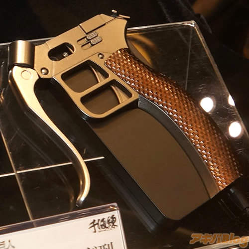 進擊的巨人《超硬質刀手機殼》就只差裝上美工刀了(誤) 進擊的巨人《超硬質刀手機殼》就只差裝上美工刀了(誤)