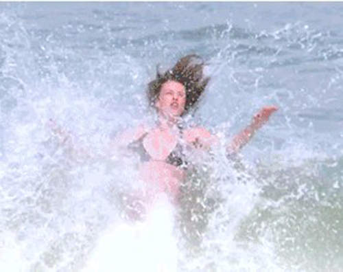 《海邊出糗事件簿》這些動圖實在是太貼切了www