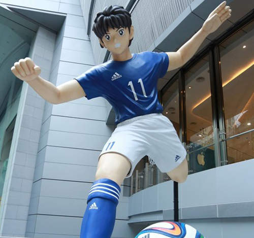 《足球小將翼》巨型模型展覽 被5.5公尺高的人踹出去應該就掰惹~ 《足球小將翼》巨型模型展覽 被5.5公尺高的人踹出去應該就掰惹~