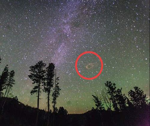 UFO大爆炸　攝影師捕捉到銀河中一閃而過的瞬間
