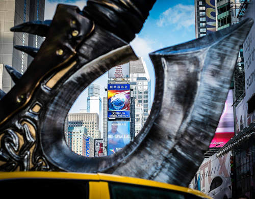 《魔獸世界新花招》巨斧從天而降?可憐的計程車被劈成兩半…… 《魔獸世界新花招》巨斧從天而降?可憐的計程車被劈成兩半……