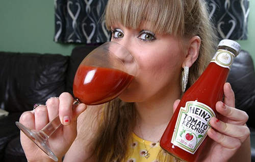 英《番茄醬中毒女》雖然番茄很健康但番茄醬..... 英《番茄醬中毒女》雖然番茄很健康但番茄醬.....