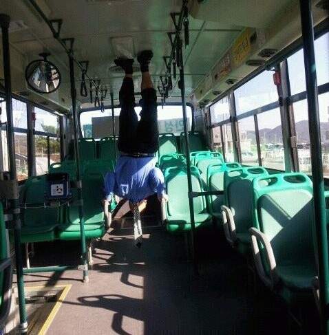 《公車練體操》大叔要不要考慮轉行當個體操選手呢？