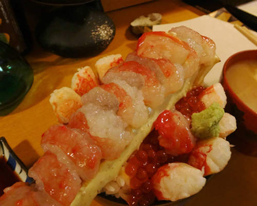 海鮮丼中的霸主 確定這一碗不是聖代嗎? 海鮮丼中的霸主 確定這一碗不是聖代嗎?