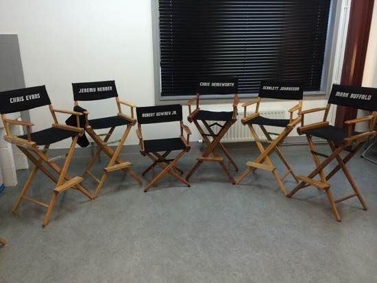 《復仇者聯盟2》片場 小勞勃道尼你放棄長高了嘛... 《復仇者聯盟2》片場 小勞勃道尼你放棄長高了嘛...