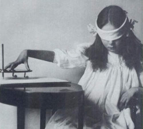 好可怕系列《敢把鬼叫出來問事情》就不要怕聽見答案