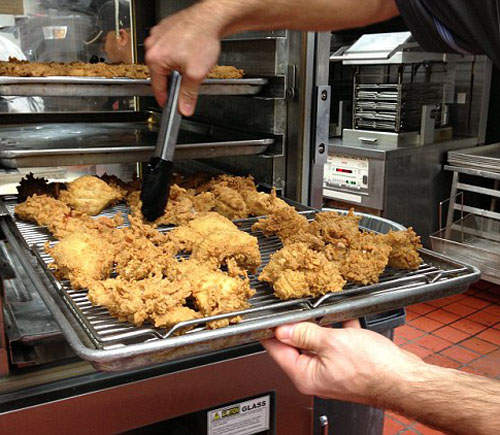 肯德基炸雞製作過程　每一個要弄七下是要記住的重點