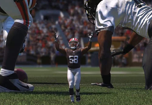 球場小巨人《勁爆美式足球15》利用bug做廣告太逗趣ww 球場小巨人《勁爆美式足球15》利用bug做廣告太逗趣ww