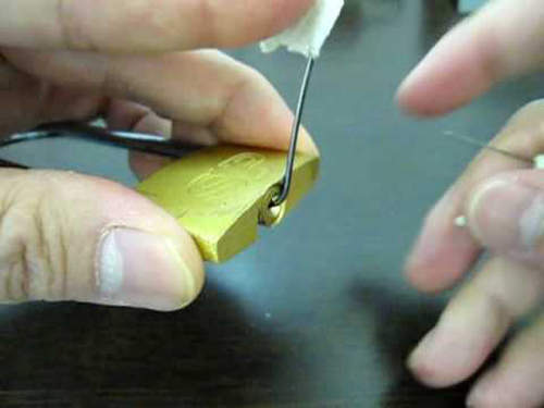 用啤酒罐開掛鎖　想不到的超快速門鎖破解法