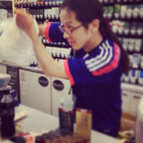 超嗨店員《加藤兄》俐落身手直接變成全家名物wwww 超嗨店員《加藤兄》俐落身手直接變成全家名物wwww