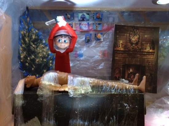 嚇人《壞壞小精靈》聖誕節等你睡著後他就會... 嚇人《壞壞小精靈》聖誕節等你睡著後他就會...