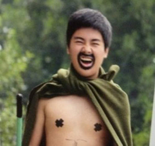 爆笑《男校畢業照》他們為何要把自己搞得這麼忙XD 爆笑《男校畢業照》他們為何要把自己搞得這麼忙XD