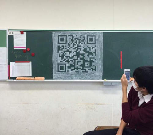 教室黑板出現《QR code塗鴉》讀取後到底會出現什麼呢？wwww