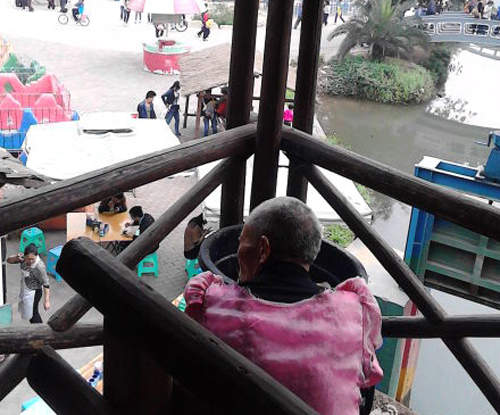 《扮萌老人》讓人看了有點心酸的大陸打工老翁...... 《扮萌老人》讓人看了有點心酸的大陸打工老翁......