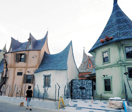 童話般的《魔女屋》出現日本街頭　竟然還是可以入住的一般公寓！？