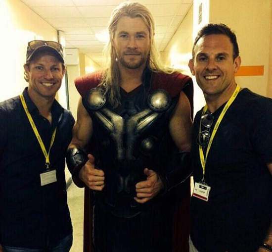 《復仇者聯盟2》雷神片場照　在森林也輕輕一撥就閃亮依舊的索爾