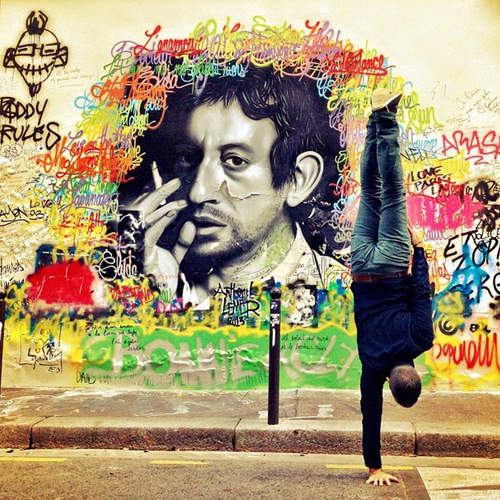 酷！《單手倒立遊法國》上面一定有一條鋼絲拉著他