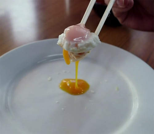 《荷包蛋的蛋黃》到底什麼時候戳破才好？又該沾什麼醬吃才好？