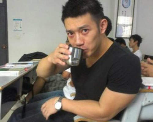 四川《男神教師》旁聽的人都快擠爆教室了>///<