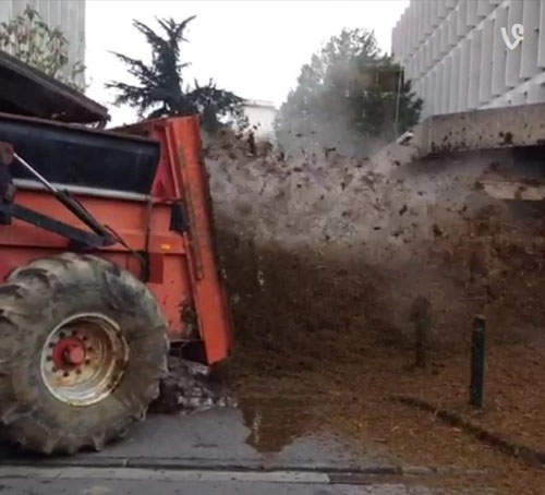 超有味大便示威 法國農民用噴灑來表示自己怒惹 超有味大便示威 法國農民用噴灑來表示自己怒惹