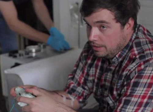 《Blood Sport》遊戲裡損血 現實中也會跟著失血(抖) 《Blood Sport》遊戲裡損血 現實中也會跟著失血(抖)