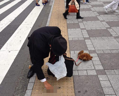 《烏龜刷子散步男》低下身做出讓人覺得尊敬的動作是? 《烏龜刷子散步男》低下身做出讓人覺得尊敬的動作是?