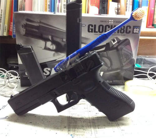 牙刷手槍哥 用強烈的後座力讓口腔享受無比的快感 牙刷手槍哥 用強烈的後座力讓口腔享受無比的快感