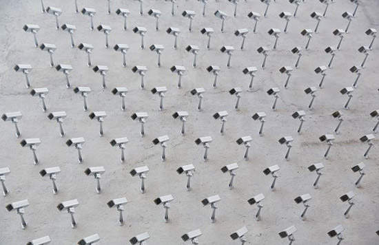 150支監視器組成《監視牆》到底是在監視誰？