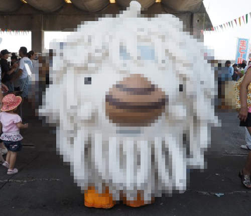 衝擊造型吉祥物《啊啦伊呸》全身搖不停的條狀物其實是...... 衝擊造型吉祥物《啊啦伊呸》全身搖不停的條狀物其實是......