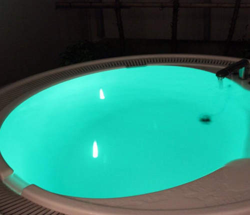 網友自製《摩鐵風呂》只要一根螢光棒就能讓浴室大大大變身ww 網友自製《摩鐵風呂》只要一根螢光棒就能讓浴室大大大變身ww