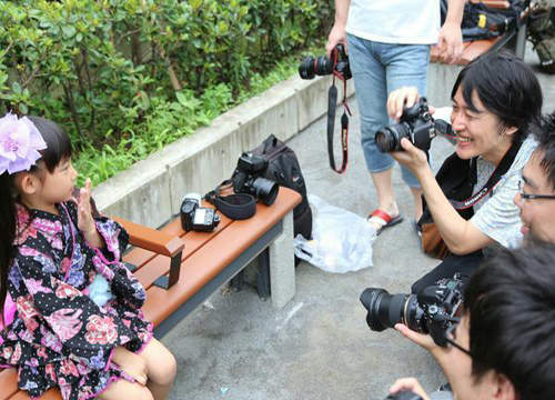 《小蘿莉攝影會》警察杯杯，在場的全部抓起來～～