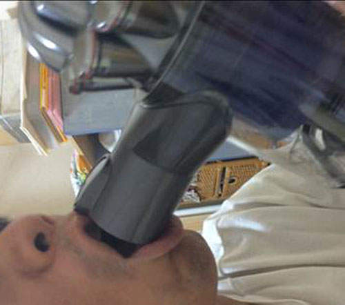 深吞吸塵器 吸塵器塞在嘴裡可以把卡住的糖取出的方法 深吞吸塵器 吸塵器塞在嘴裡可以把卡住的糖取出的方法