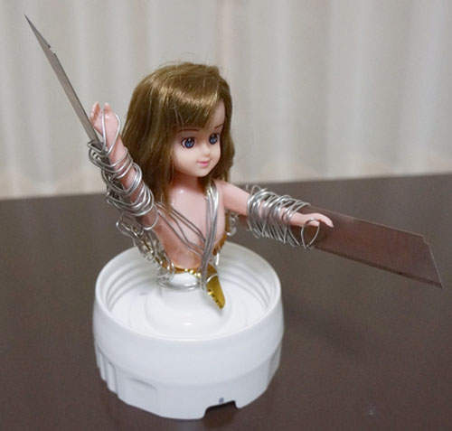 改裝版人偶果汁機　刀片亂舞＋高速轉動就可粉碎一切