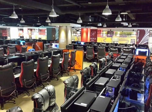 韓《高級網咖》在這裡打電動好像很享受的樣子~ 韓《高級網咖》在這裡打電動好像很享受的樣子~