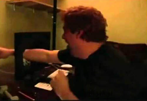 各種看恐怖片的不同反應    你是不是也這樣呢~(掩面) 各種看恐怖片的不同反應    你是不是也這樣呢~(掩面)